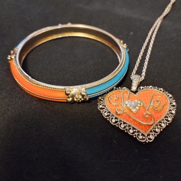 Elegant Love Heart Pendant Necklace and Bangle Set - Picture 2 of 7